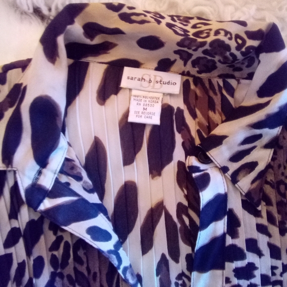NWOT Sarah B Studio Pleated Leopard Print Button Up Sheer Blouse Sz M - Picture 3 of 11